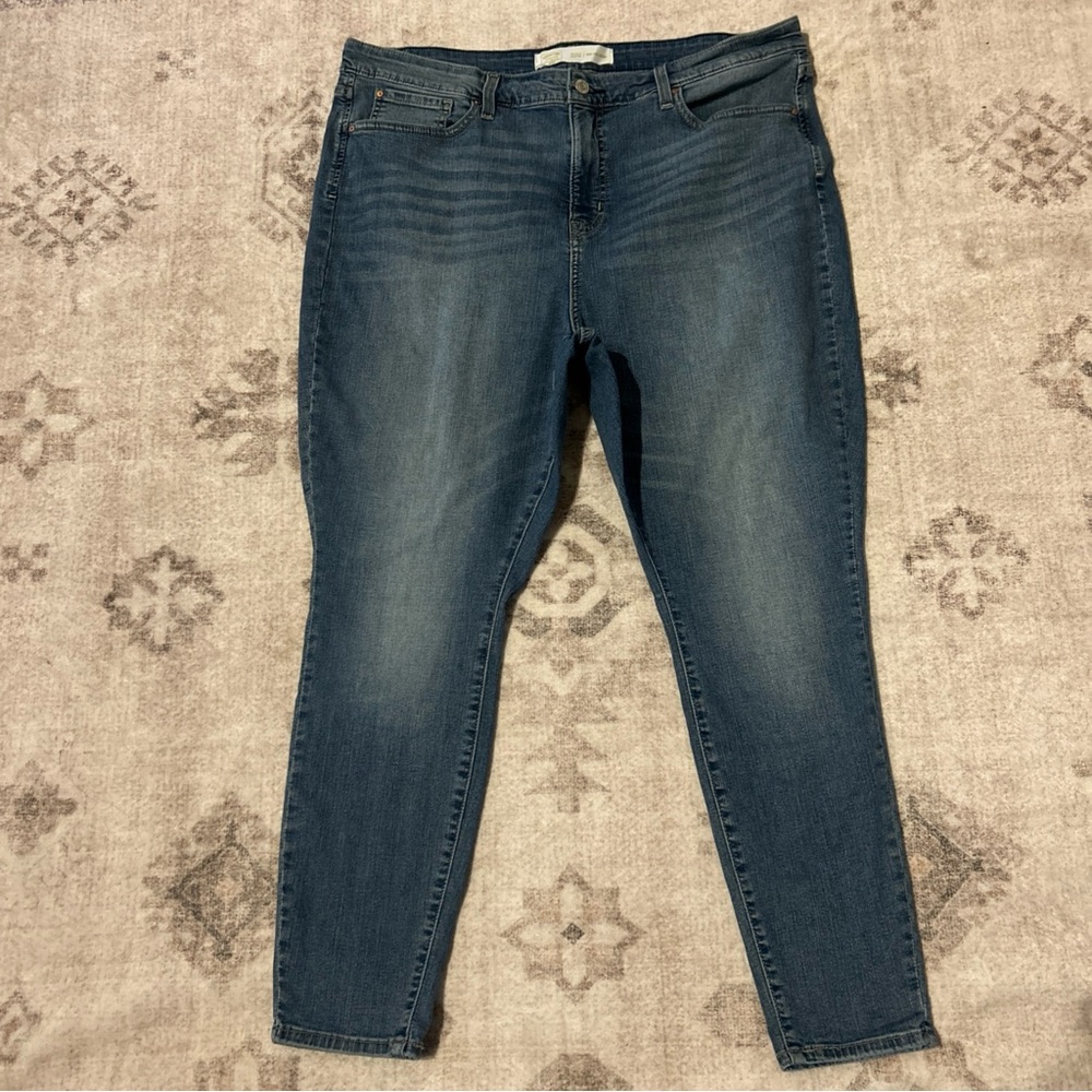 Levi's Signature Women's Totally Shaping High Rise Skinny 34 x 28 EUC Light Blue